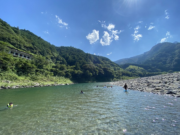 小浜キャンプ場　広い川