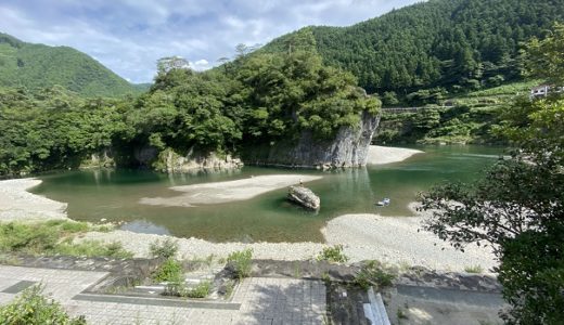 御三戸嶽（みみどだけ）久万川と面河川の合流点で川遊び　久万高原町