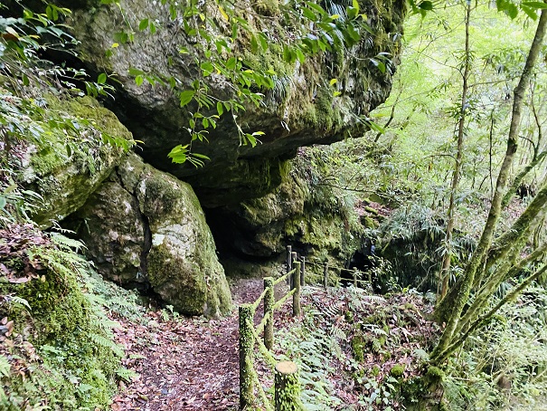 石柱岩のトンネル