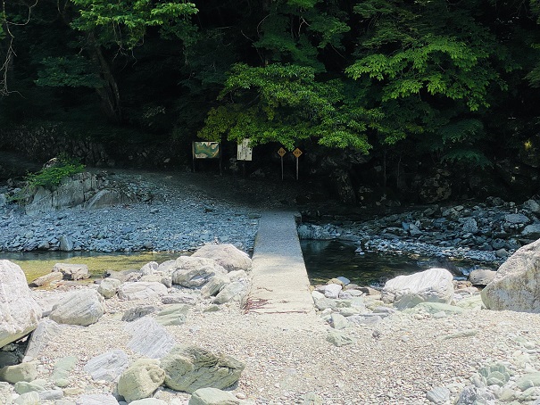 乙女河原から飛龍の滝への橋