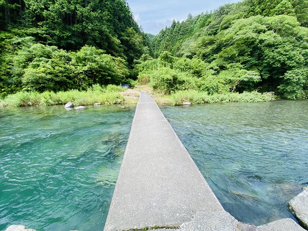 新土居キャンプ場沈下橋の上