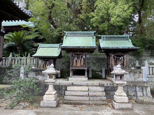 伊吹八幡神社　３つの祠