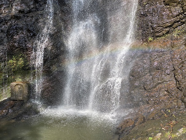 不動の滝　滝つぼに虹
