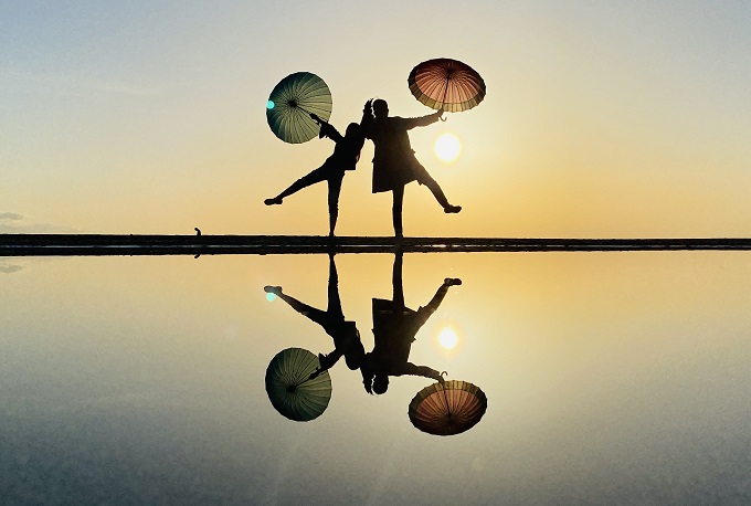 傘を持って二人でポーズ父母ヶ浜写真