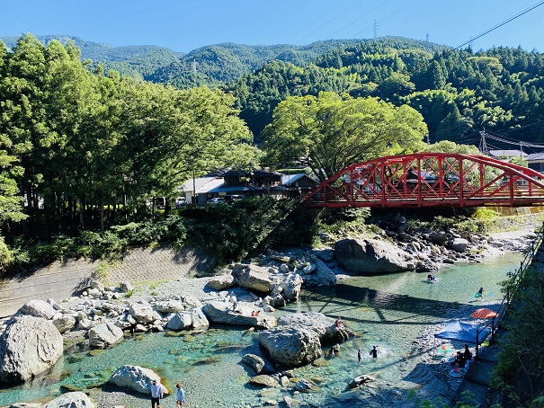 加茂川と赤い橋の川遊び