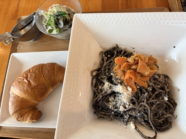 キッチンかぷりす バジル香るスモークサーモンのイカスミスパゲッティ