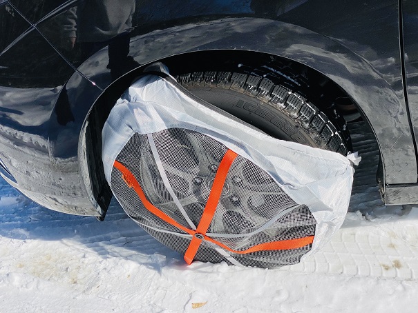 オートソックは新チェーン規制対応 凍結で滑るスタッドレスタイヤ 