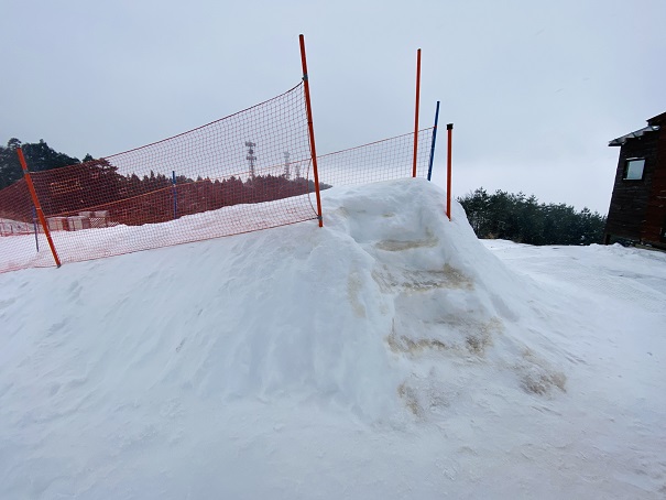 雲辺寺山頂公園　雪遊び　　 　そり場階段
