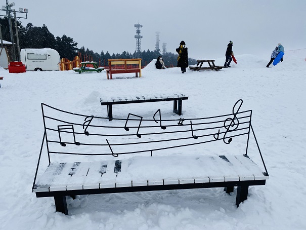 雲辺寺山頂公園　音符のベンチ