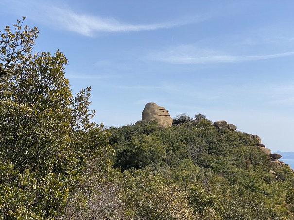 王子が岳　遠くから見るニコニコ岩