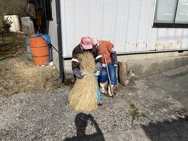 かかしの里　藁をくくるかかし