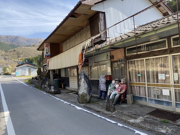 かかしの里玄関先で座るかかし