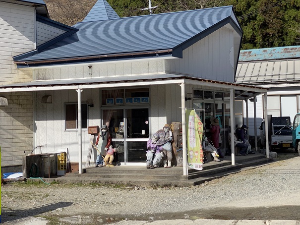 かかしの里　公民館のかかし