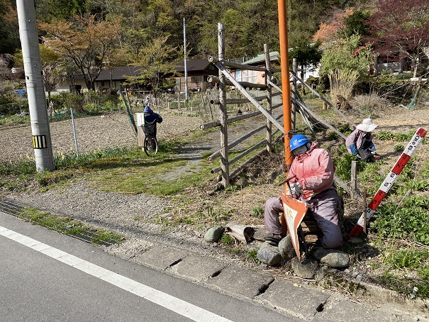 かかしの里　座って作業するかかし