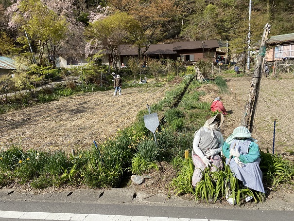 かかしの里　井戸端鍵中のかかし