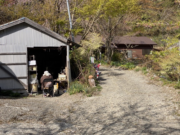 かかしの里　倉庫で作業中のかかし