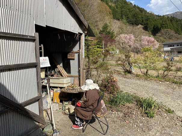 かかしの里　倉庫で作業中のかかし近くで