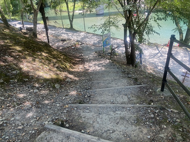 宮崎の河原キャンプ場　河原へ行く階段