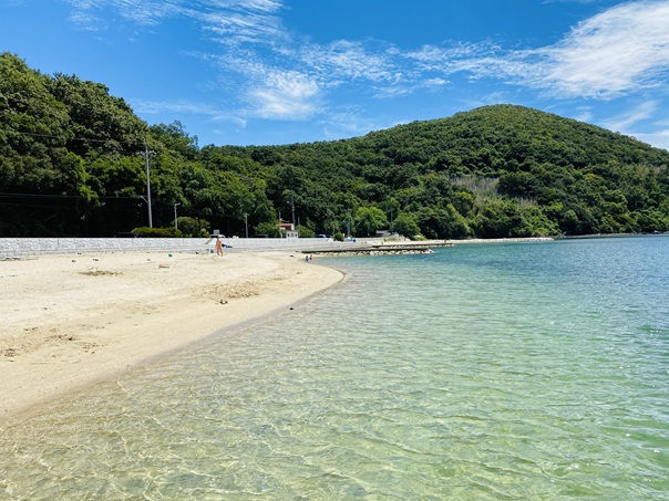 瀬戸の浜海水浴場　エメラルドグリーンの海
