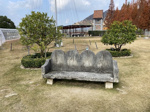 タオル美術館　ヨーロピアンガーデン石のベンチ