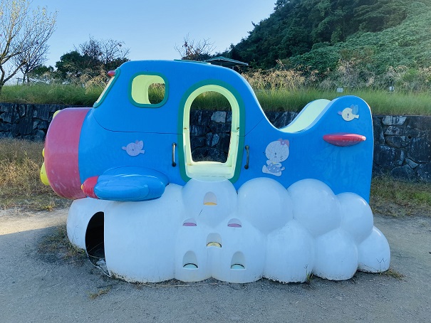 黒島海浜公園　飛行機の遊具