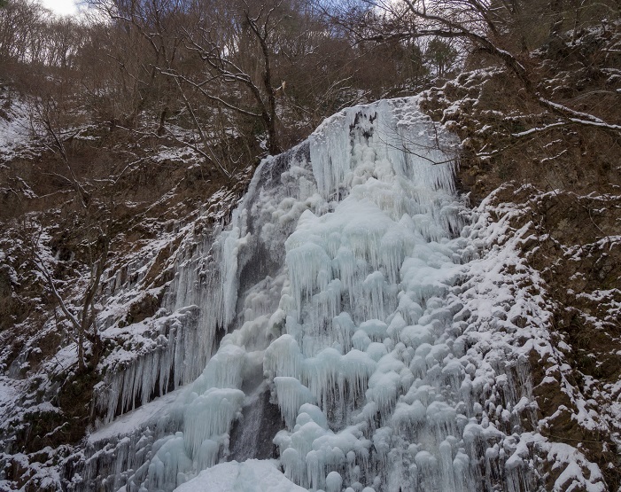 白猪の滝が冬に氷瀑
