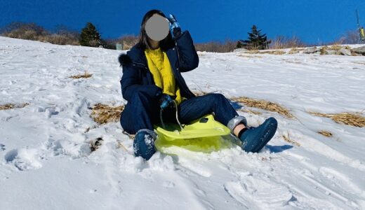 ソリやスノーチューブで滑る 子供も大人も楽しい冬の雪遊び　