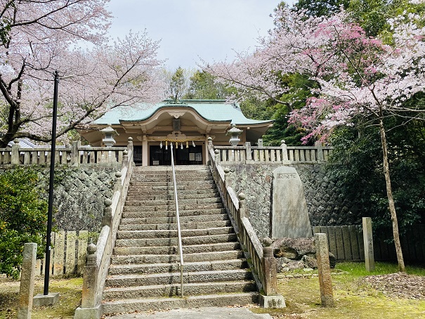 青海神社　拝殿までの階段