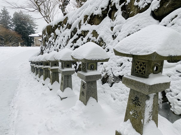 雪の雲辺寺　灯籠