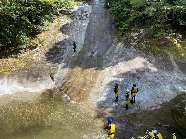 キャニオニング 渓谷 滝壺 川を楽しく遊ぶ 体験ツアーを探す