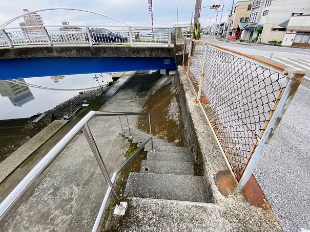 鏡川へ降りる　階段