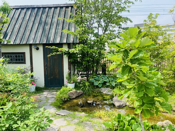 仏生山の森ガーデン　水辺の庭　小屋