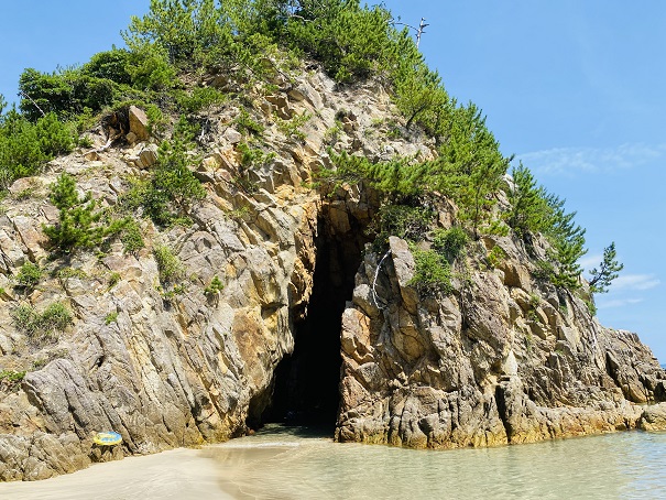 東浜海水浴場　洞窟