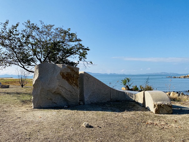 犬島石のアート　（静かな）犬島の波