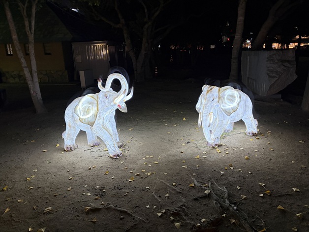 丸亀市民広場　光る像