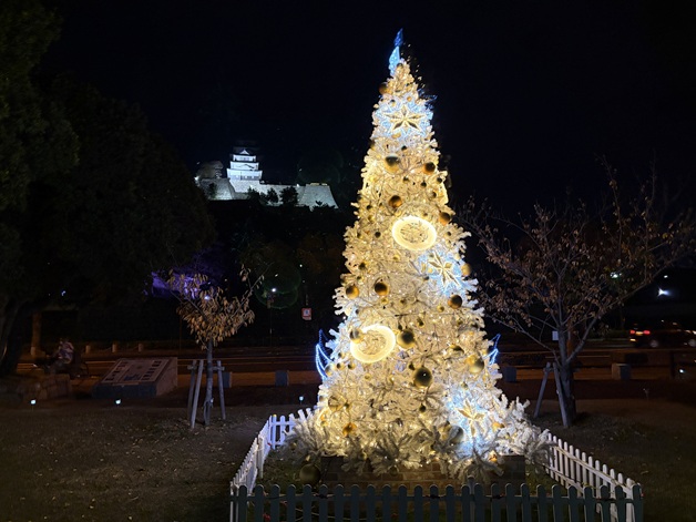 丸亀市イルミネーション　ツリーと丸亀城