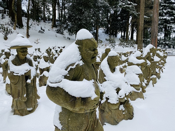 雲辺寺　雪の中の五百羅漢