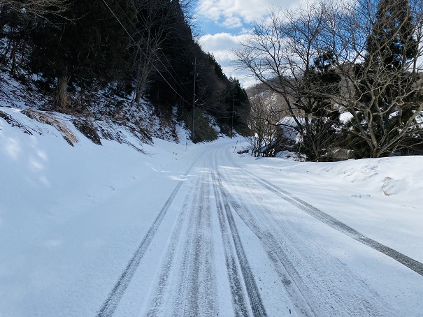 新庄村森林セラピー　スノーハイク移動　雪道