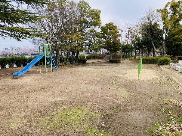 鎌田池公園　すべり台と鉄棒