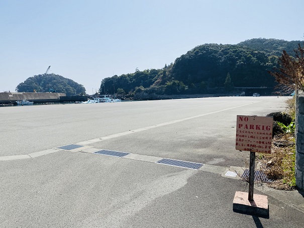 鞆奥漁港海浜公園　駐車場前のスペース