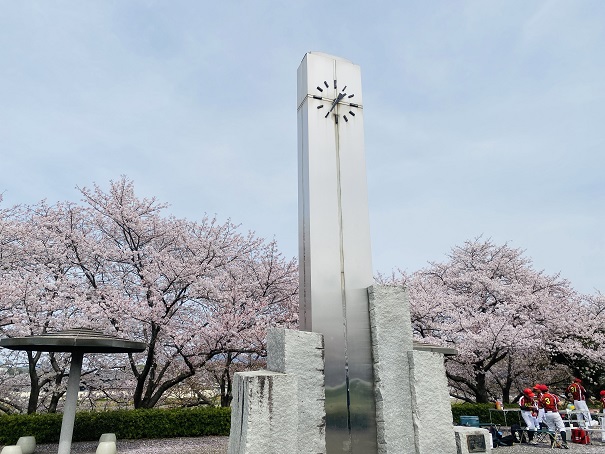 財田川水辺公園　モニュメント時計塔