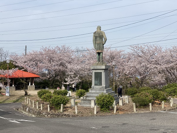常盤公園　銅像と桜