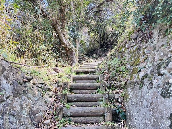 男木島　タンク岩への道