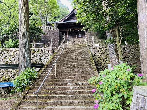 惣河内神社　本堂への階段