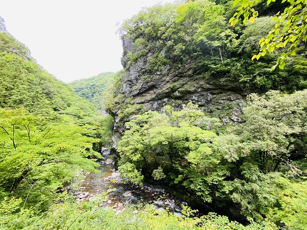 べふ峡　横から見た屏風岩　
