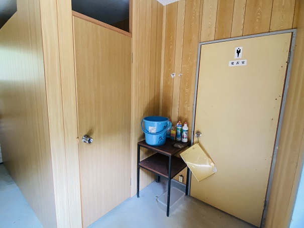 三原キャンプ場　トイレ・更衣室内