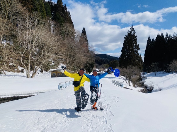 冬の銀世界のスノーシュートレッキング体験ツアーの楽しさ