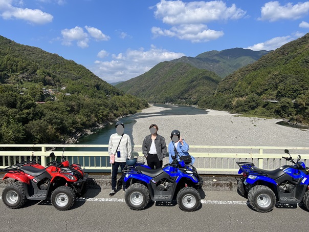 NOZU ADVENTURE TOURISM　柳瀬橋で記念撮影