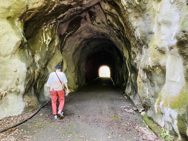 鉄砲石川キャンプ場へのトンネル