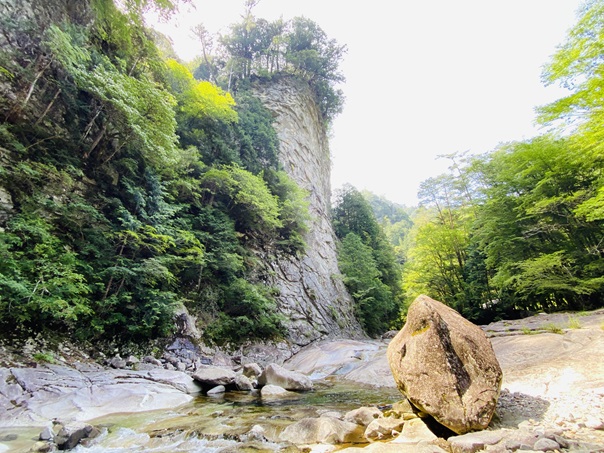 鉄砲石川奇岩と川の風景
